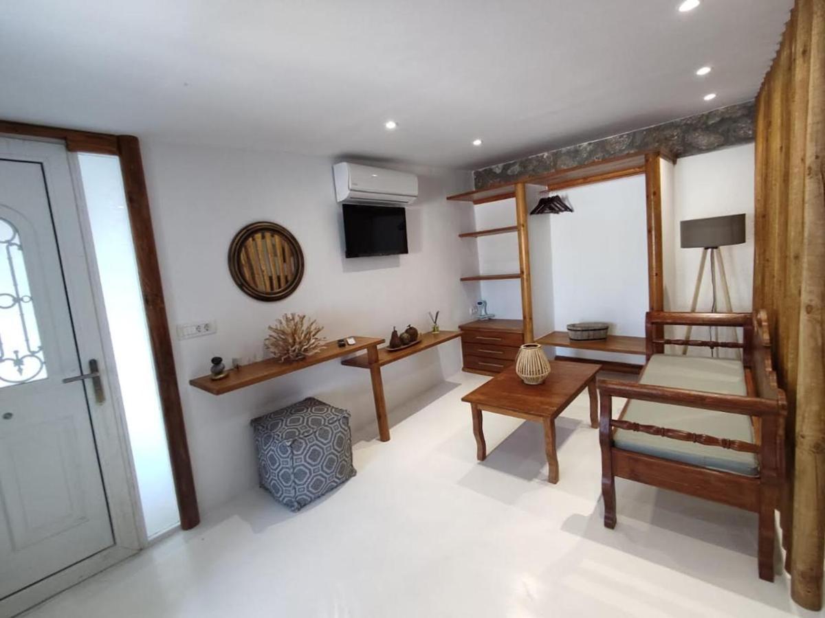 Woodstone Studios & Apartments Santorini Pýrgos Екстериор снимка